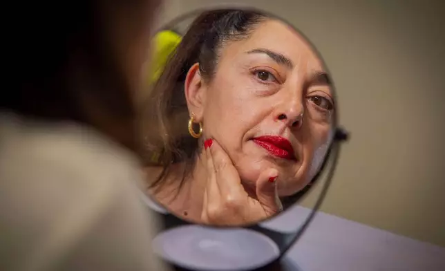 FILE - Deborah Borg discusses how to pull off the no makeup makeup look at the women's clothing store Dalya on Aug. 27, 2025, in New York. (Photo by Andy Kropa/Invision/AP, File)