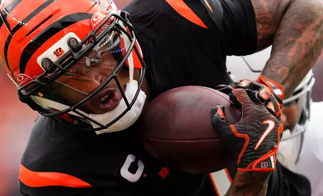 Cincinnati Bengals wide receiver Ja'Marr Chase scores a touchdown during the first half of an NFL football game against the Arizona Cardinals, Sunday, Dec. 28, 2025, in Cincinnati. (AP Photo/Jeff Dean)