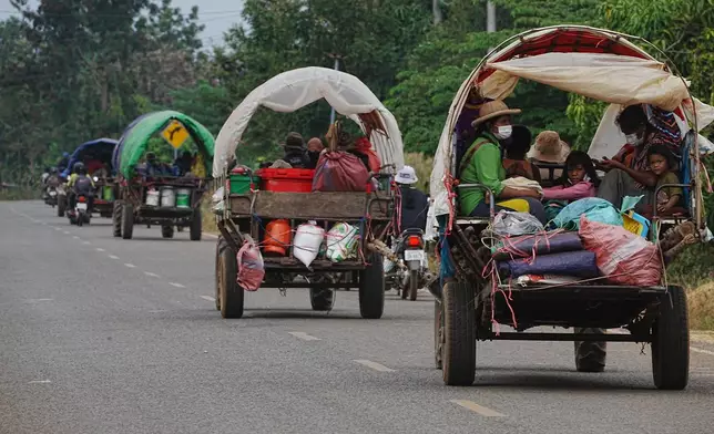 People flee from home following a fighting between Thailand and Cambodia over territorial claims in Oddar Meanchey province, Cambodia Wednesday, Dec. 10, 2025. (AP Photo/Heng Sinith)
