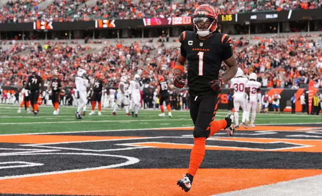 Cincinnati Bengals wide receiver Ja'Marr Chase runs towards fans after scoring a touchdown during the first half of an NFL football game against the Arizona Cardinals, Sunday, Dec. 28, 2025, in Cincinnati. (AP Photo/Jeff Dean)