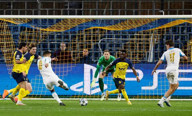 Marseille's Mason Greenwood, center left, scores his sides second goal during the Champions League opening phase soccer match between Union SG and Marseilles in Brussels, Tuesday, Dec. 9, 2025. (AP Photo/Geert Vanden Wijngaert)