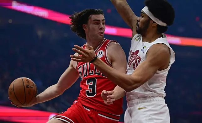 Chicago Bulls guard Josh Giddey goes to the basket against Cleveland Cavaliers center Jarrett Allen in the first half of an NBA basketball game, Friday, Dec. 19, 2025, in Cleveland. (AP Photo/David Dermer)