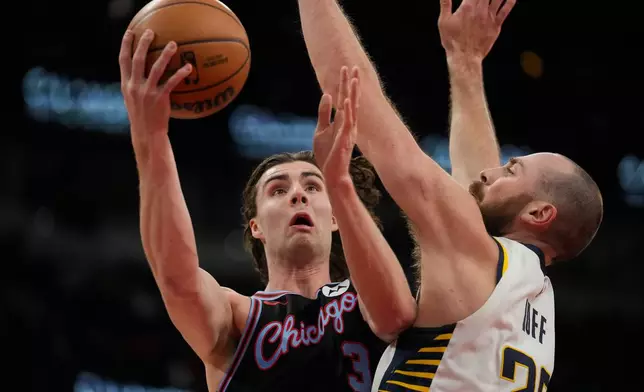 Indiana Pacers center Jay Huff (32), right, defends Chicago Bulls guard Josh Giddey (3) during the first half of an NBA basketball game, Friday, Dec. 5, 2025, in Chicago. (AP Photo/Erin Hooley)