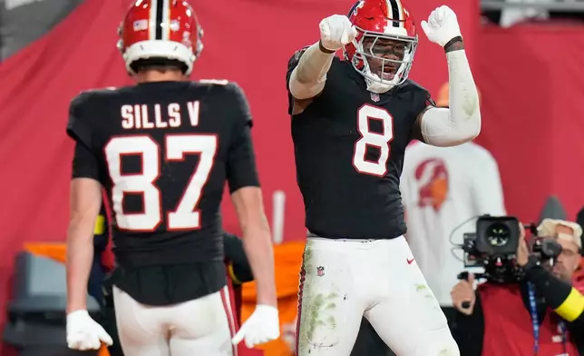 Atlanta Falcons tight end Kyle Pitts Sr. (8) celebrates his touchdown against the Tampa Bay Buccaneers during the first half of an NFL football game, Thursday, Dec. 11, 2025, in Tampa, Fla. (AP Photo/Chris O'Meara)