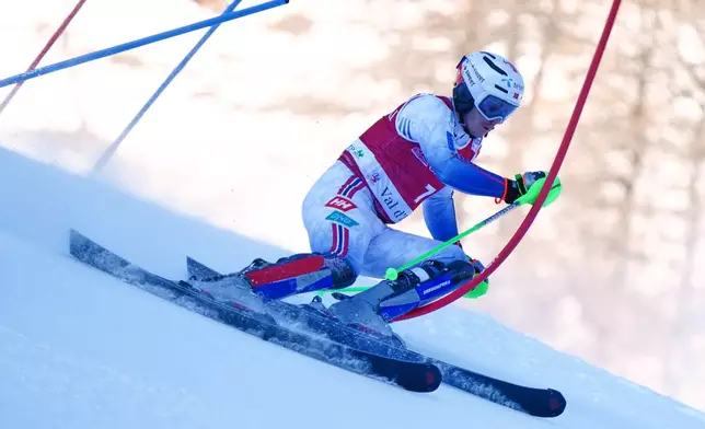 Norway's Henrik Kristoffersen speeds down the course during an alpine ski, men¥s World Cup slalom event, in Val d¥Isere, France, Sunday Dec. 14, 2025. (AP Photo/Pier Marco Tacca)