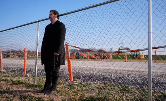 Chris Farrar stands in the area reserved for anti-death penalty demonstrators outside Riverbend Maximum Security Institution before the execution of Harold Wayne Nichols, Thursday, Dec. 11, 2025, in Nashville, Tenn. (AP Photo/George Walker IV)