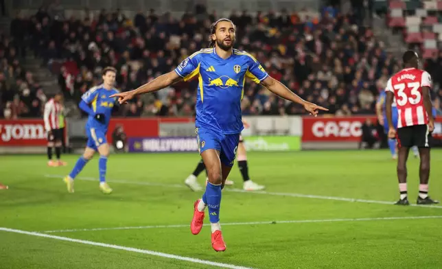Leeds United's Dominic Calvert-Lewin celebrates scoring their side's first goal of the game, during the English Premier League soccer match between Brentford and Leeds United, at the Gtech Community Stadium, in London, Sunday, Dec. 14, 2025. (Steven Paston/PA via AP)