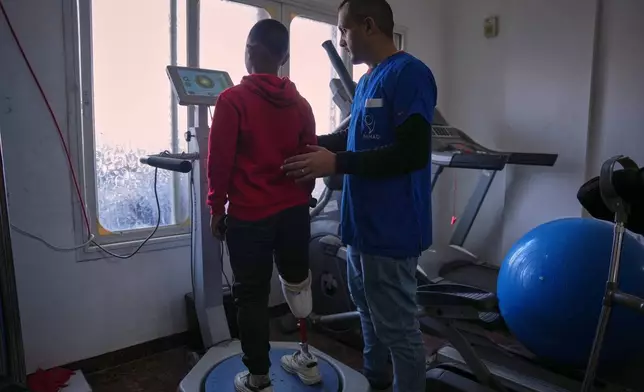 Fadi al-Balbisi, 12, whose right leg was amputated after a shell fired by the Israeli army on April 28, receives rehabilitation training with a prosthetic leg at Hamad Hospital in Zawaida, central Gaza Strip, Thursday, Dec. 4, 2025. (AP Photo/Abdel Kareem Hana)