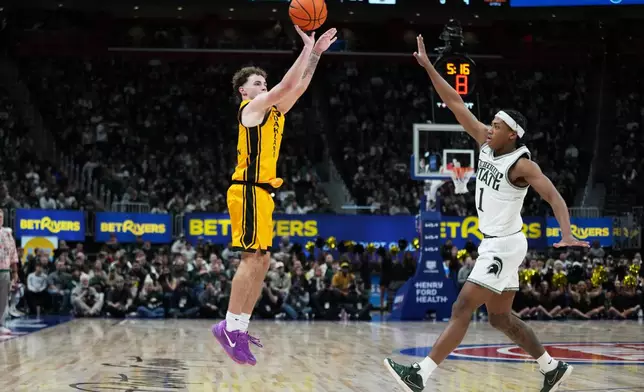 Oakland guard Brody Robinson, left, shoots against Michigan State guard Jeremy Fears Jr. during the first half of an NCAA college basketball game, Saturday, Dec. 20, 2025, in Detroit. (AP Photo/Ryan Sun)