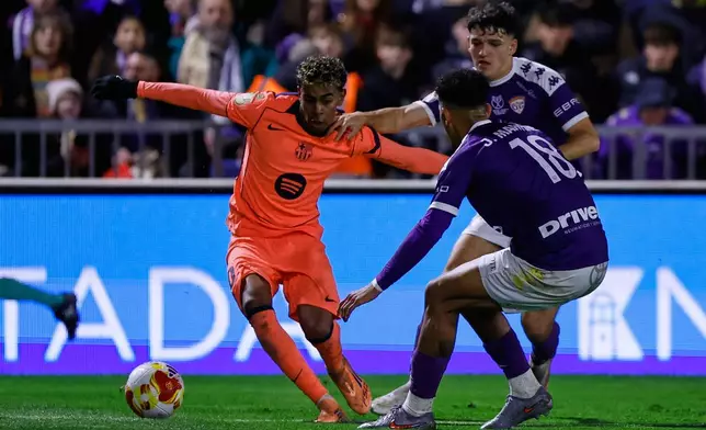 Barcelona's Lamine Yamal, duels for the balls with Guadalajara's Julio Martinez during the Copa del Rey soccer match between Guadalajara and Barcelona in Guadalajara, Spain, Tuesday, Dec. 16, 2025. (AP Photo/Rudy Garcia)