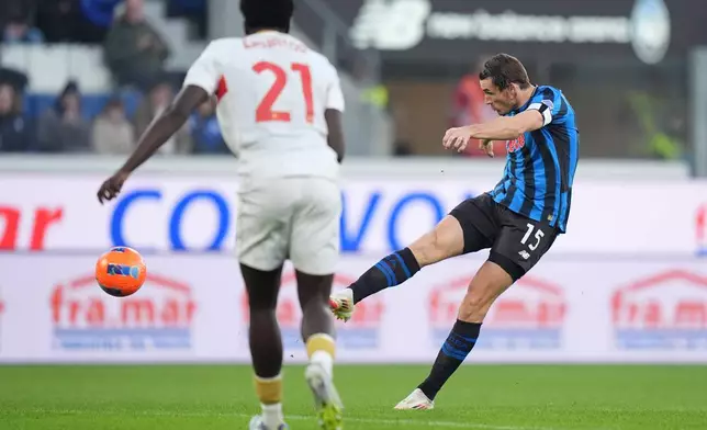 Atalanta's Marten de Roon scores his side's second goal during the Italian Cup soccer match between Atalanta and Genoa in Bergamo, Italy, Wednesday Dec. 3, 2025. (Spada/LaPresse via AP)
