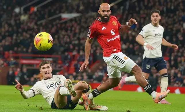 West Ham's Freddie Potts, left, challenges for the ball with Manchester United's Bryan Mbeumo during the English Premier League soccer match between Manchester United and West Ham United in Manchester, England, Thursday, Dec. 4, 2025. (AP Photo/Ian Hodgson)