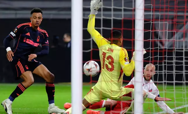 Utrecht's Mike van der Hoorn, right, scores his side's opening goal during the Europa League opening phase soccer match between Utrecht and Nottingham Forest, in Utrecht, Netherlands, Thursday, Dec. 11, 2025. (AP Photo/Patrick Post)