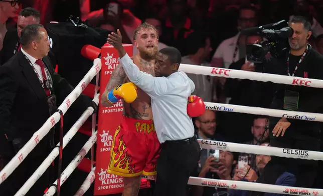 Jake Paul reacts during the heavyweight boxing match against Anthony Joshua, Friday, Dec. 19, 2025, in Miami, Fla. (AP Photo/Lynne Sladky)