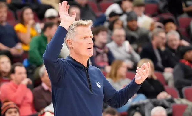 Golden State Warriors head coach Steve Kerr gestures to his team during the second half of an NBA basketball game against the Chicago Bulls, Sunday, Dec. 7, 2025, in Chicago. (AP Photo/David Banks)