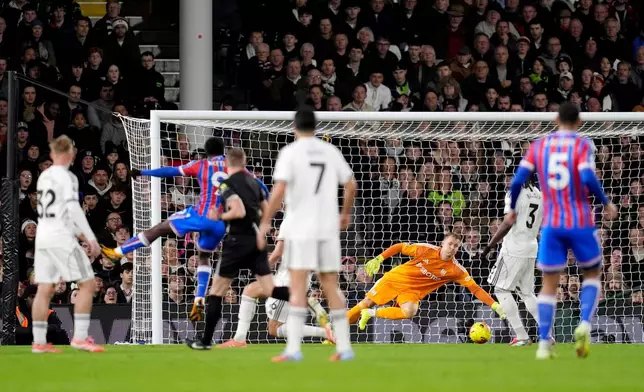 Crystal Palace's Eddie Nketiah, second left, scores his sides first goal during the English Premier League soccer match between Fulham and Crystal Palace, in London, Sunday, Dec. 7, 2025. (John Walton/PA via AP)