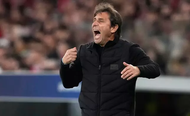 Napoli's head coach Antonio Conte shouts during a Champions League opening phase soccer match between SL Benfica and Napoli in Lisbon, Wednesday, Dec. 10, 2025. (AP Photo/Armando Franca)