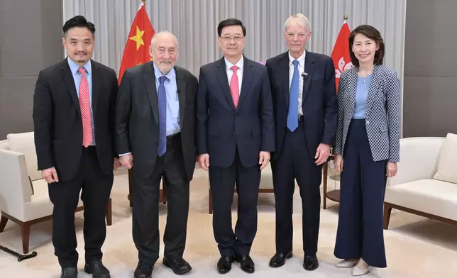 The Chief Executive, Mr John Lee (centre), met with two Nobel Memorial Prize laureates in Economic Sciences in 2001, Professor Joseph E Stiglitz (second left) and Professor Michael Spence (second right).