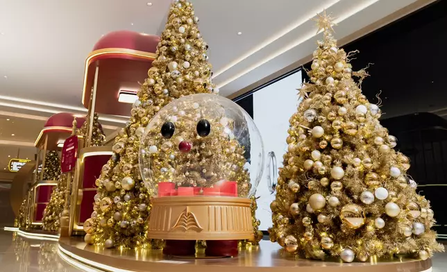 The Festive Five, Galaxy Macau’s lovable winter mascots, escort guests on a journey throughout Asia’s award-winning luxury resort. Touching all with heartwarming fun and showering gifts, prizes and rewards along the way.