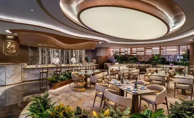 Horizon Heen StarWorld’s white marble interiors are accented by darker stone and a radiant floral-lit ceiling above a seasonally colourful centrepiece.