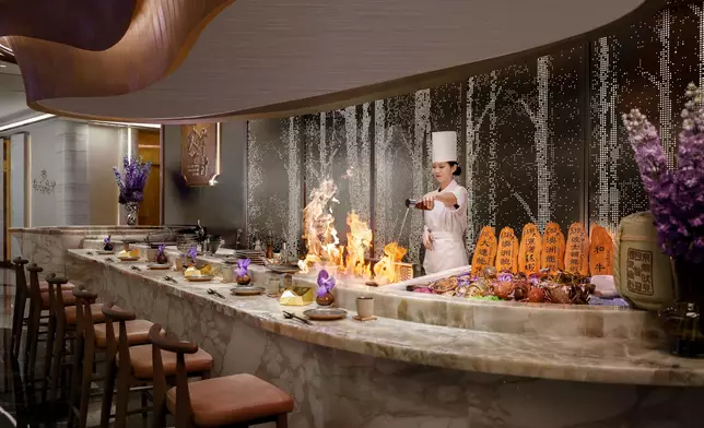 On one side of the entrance to Horizon Heen StarWorld stands the teppanyaki counter, celebrating the freshest ingredients live-cooked to perfection.