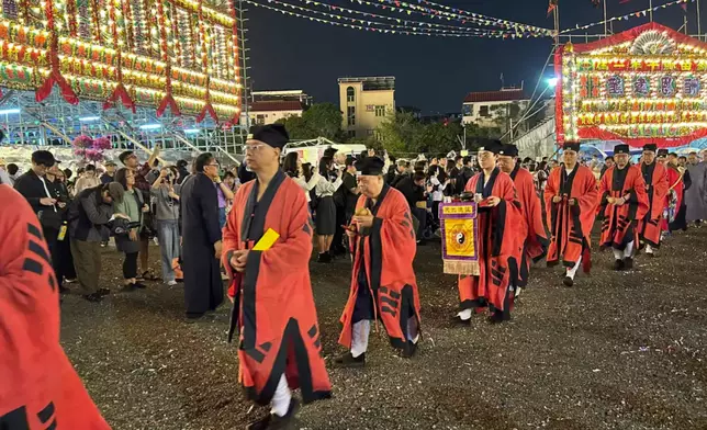 Traditional folk activities have led the visitors to explore the beauty of local culture. Photo by Bastille Post