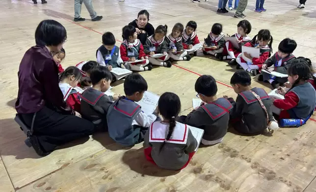 The students from Shek Kip Mei Nursery School are doing sketching at the site of the festival. Photo by Bastille Post