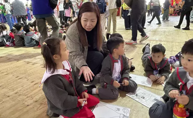 Ms. Dung Yuk Ha, the principal of Shek Kip Mei Nursery School, are communicating with the students at the site. Photo by Bastille Post