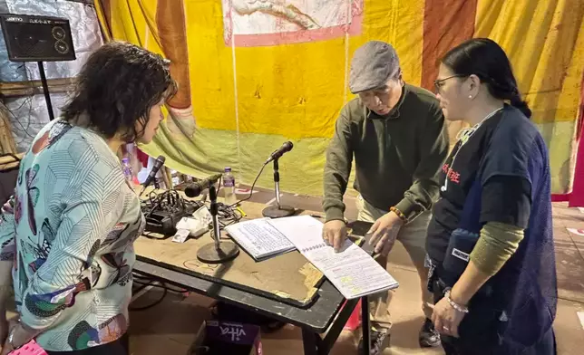 The troupe members would seize every second to actively discuss how to better convey the plots and the protagonist's emotions of the play, Photo by Bastille Post