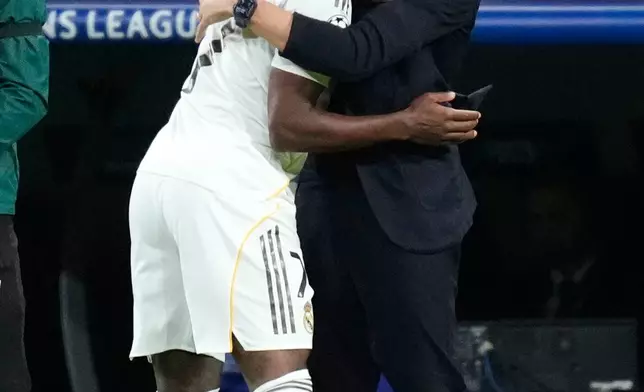Real Madrid's Vinicius Junior celebrates with head coach Álvaro Arbeloa his side's fifth goal during the Champions League opening phase soccer match between Real Madrid and Monaco in Madrid on Tuesday, Jan. 20, 2026. (AP Photo/Jose Breton)