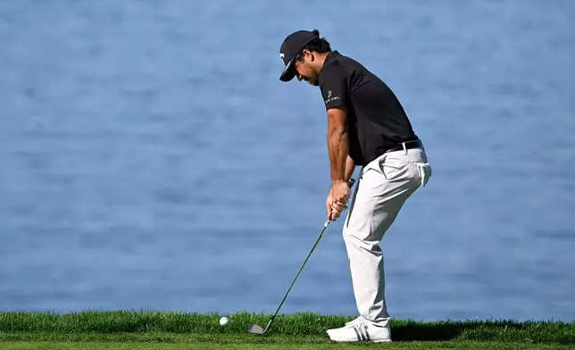 Xander Schauffele chips on the fourth hole on the South Course at Torrey Pines during the first round of the Farmers Insurance Open golf tournament Thursday, Jan. 29, 2026, in San Diego. (AP Photo/Denis Poroy)