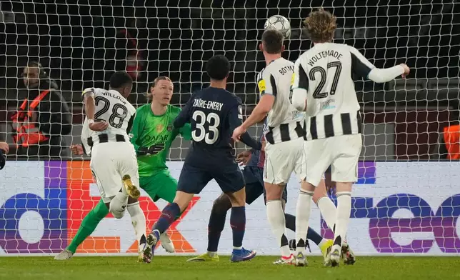 Newcastle's Joe Willock, left, scores his side's opening goal during a Champions League opening phase soccer match between Paris Saint-Germain and Newcastle in Wednesday, Jan. 28, 2026. (AP Photo/Michel Euler)