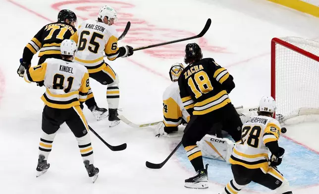 Boston Bruins left wing Viktor Arvidsson (71) scores during the first period of an NHL hockey game against the Pittsburgh Penguins, Sunday, Jan. 11, 2026, in Boston. (AP Photo/Mark Stockwell)