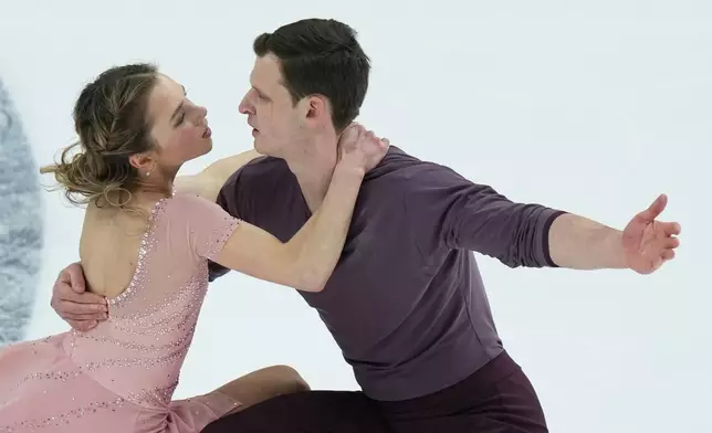 Alisa Efimova and Misha Mitrofanov compete during the pairs free skating competition at the U.S. Figure Skating Championships, Friday, Jan. 9, 2026, in St. Louis. (AP Photo/Stephanie Scarbrough)