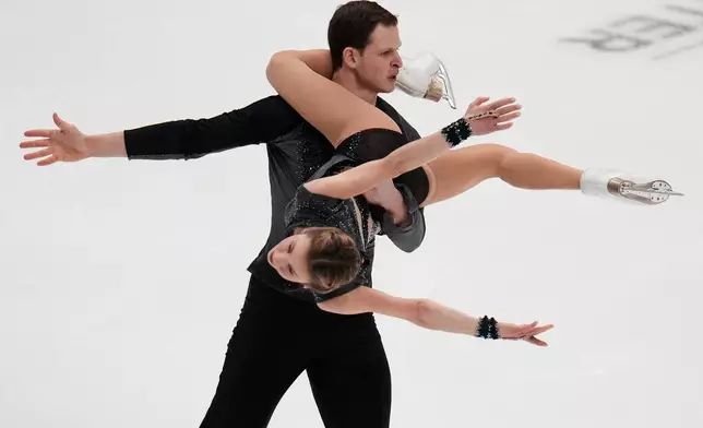 Alisa Efimova and Misha Mitrofanov compete during the pairs short program at the U.S. Figure Skating Championships, Wednesday, Jan. 7, 2026, in St. Louis. (AP Photo/Jeff Roberson)
