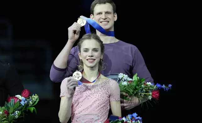 Gold medalists Alisa Efimova and Misha Mitrofanov pose with their medals after the pairs free skating competition at the U.S. Figure Skating Championships, Friday, Jan. 9, 2026, in St. Louis. (AP Photo/Stephanie Scarbrough)