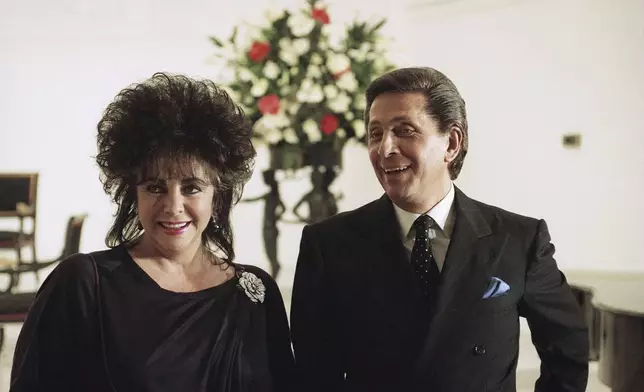 FILE - Actress Elizabeth Taylor, left, and designer Valentino Garavani pose for photographers in Rome, Jan. 19, 1990 during the presentation of the Italian designerís 1990 Spring-Summer collection. (AP Photo/Massimo Sambucetti, File)