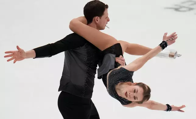 Alisa Efimova and Misha Mitrofanov compete during the pairs short program at the U.S. Figure Skating Championships, Wednesday, Jan. 7, 2026, in St. Louis. (AP Photo/Jeff Roberson)