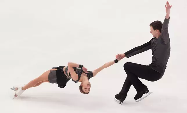 Alisa Efimova and Misha Mitrofanov compete during the pairs short program at the U.S. Figure Skating Championships, Wednesday, Jan. 7, 2026, in St. Louis. (AP Photo/Jeff Roberson)