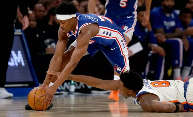 Philadelphia 76ers guard VJ Edgecombe, left, and New York Knicks forward OG Anunoby, right, battle for a loose ball during the first half of an NBA basketball game, Saturday, Jan. 3, 2026, in New York. (AP Photo/John Munson)