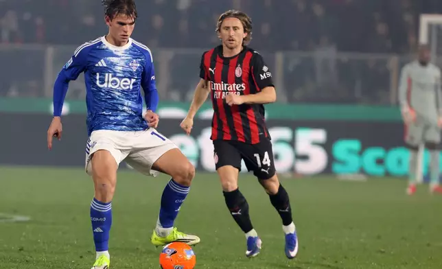 Como's Nico Paz, left, and AC Milan's Luka Modric in action during the Serie A soccer match between Como and Milan in Como, Italy, Thursday Jan. 15, 2026. (Antonio Saia/LaPresse via AP)