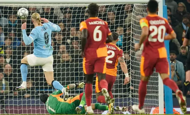 Manchester City's Erling Haaland, left, scores the opening goal during the Champions League opening phase soccer match Manchester City and Galatasaray in Manchester, England, Wednesday, Jan. 28, 2026. (AP Photo/Dave Thompson)