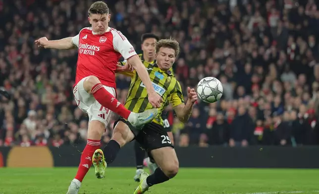 Arsenal's Viktor Gyoekeres scores his side's opening goal during the Champions League opening phase soccer match between Arsenal and Kairat Almaty in London, Wednesday, Jan. 28, 2026. (AP Photo/Ian Walton)