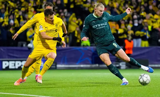 Manchester City's Erling Haaland, right, and Glimt's Jostein Gundersen battle for the ball during the Champions League soccer match between Bodo/Glimt and Manchester City in Bodo, Norway, Tuesday, Jan. 20, 2026. (Fredrik Varfjell/NTB via AP)