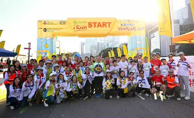 Club Steward Philip Lo with CARE@hkjc Volunteer Team members and runners.