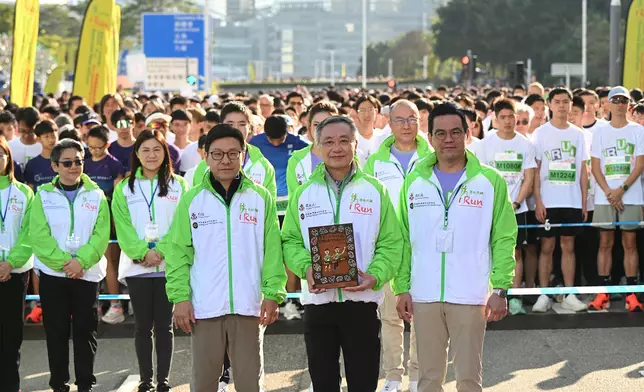 Club Steward Philip Lo (centre) receives a souvenir from HKSAR Government Secretary for Labour and Welfare Chris Sun (left), accompanied by Tung Wah Group of Hospitals the 4th Vice-Chairman cum Chairman of Community Services Committee Jason Lee (right).