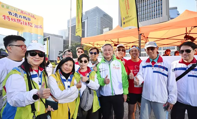 Club Steward Philip Lo with CARE@hkjc Volunteer Team members and runners.