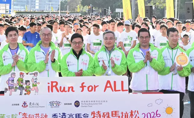HKSAR Government Secretary for Labour and Welfare Chris Sun (3rd left), Club Steward Philip Lo (3rd right) and Tung Wah Group of Hospitals the 1st Vice-Chairman York Tseng (2nd left) officiate at the TWGHs “iRun” – Hong Kong Jockey Club Special Marathon 2026.