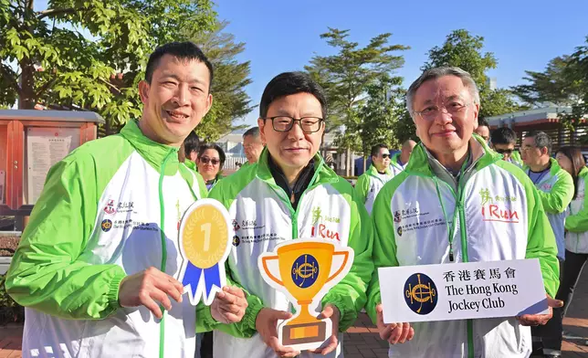 HKSAR Government Secretary for Labour and Welfare Chris Sun (centre), Club Steward Philip Lo (right) and iRun ambassador So Wa-wai (left).
