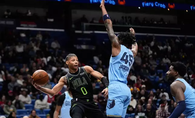New Orleans Pelicans guard Jeremiah Fears (0) passes around Memphis Grizzlies forward GG Jackson in the first half of an NBA basketball game, Friday, Jan. 30, 2026, in New Orleans. (AP Photo/Gerald Herbert)